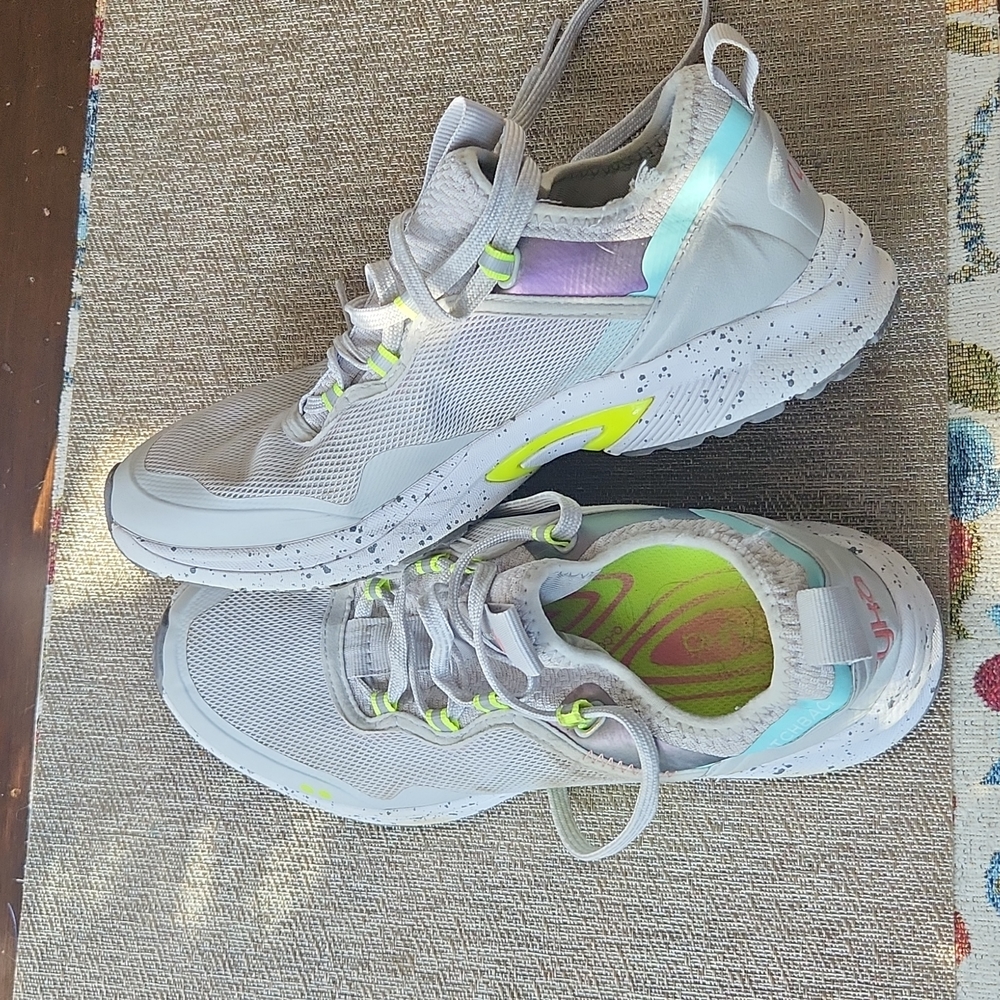 Tennis shoes